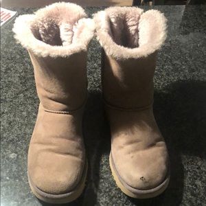 Uggs boots with two bows (hole in the left shoe)